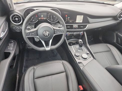 Used 2017 Alfa Romeo Giulia image 7