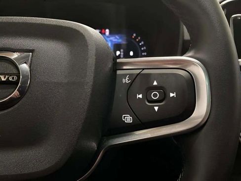 Used 2025 Volvo XC40 B5 Plus image 33