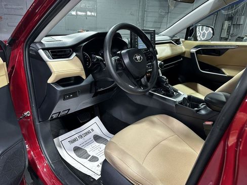 Used 2019 Toyota RAV4 LE FWD image 21