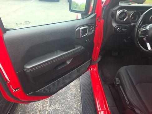 Used 2022 Jeep Gladiator Overland w/ Cold Weather Group image 12