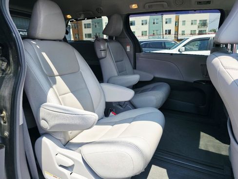 Used 2015 Toyota Sienna XLE FWD image 19