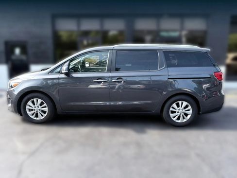 Used 2017 Kia Sedona LX w/ LX Essentials Premium Package FWD image 2