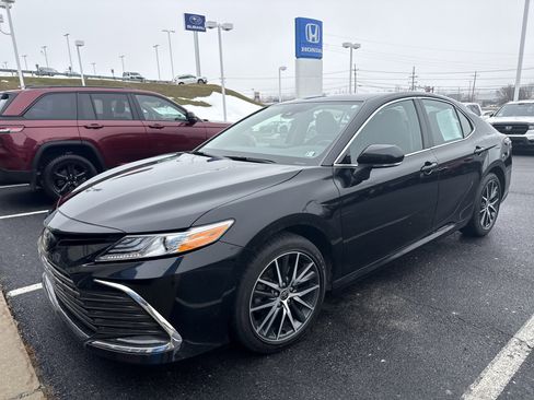 Used 2023 Toyota Camry XLE image 7