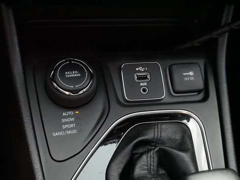 Used 2020 Jeep Cherokee Limited AWD/4WD image 24