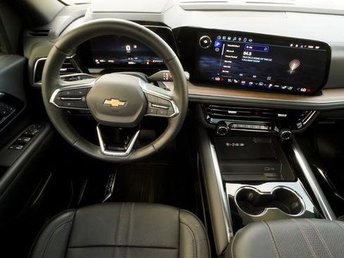 Used 2025 Chevrolet Suburban High Country image 16