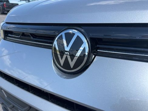 New 2026 Volkswagen Taos SE FWD image 10