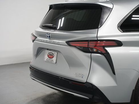 Certified 2023 Toyota Sienna Limited image 9