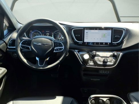 Used 2025 Chrysler Pacifica Select FWD image 10