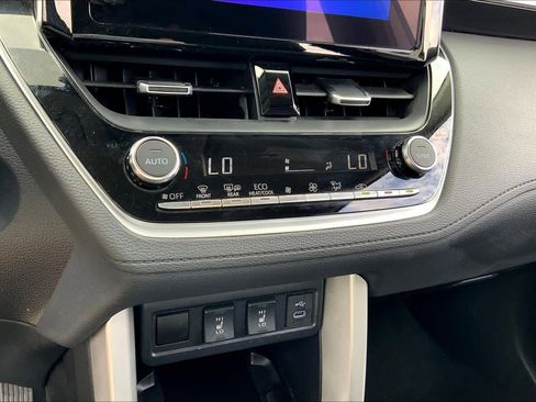 Used 2025 Toyota Corolla Cross XLE FWD image 32