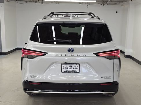 Used 2024 Toyota Sienna Platinum AWD/4WD image 9