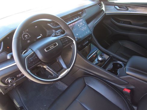 Used 2023 Jeep Grand Cherokee Limited image 17