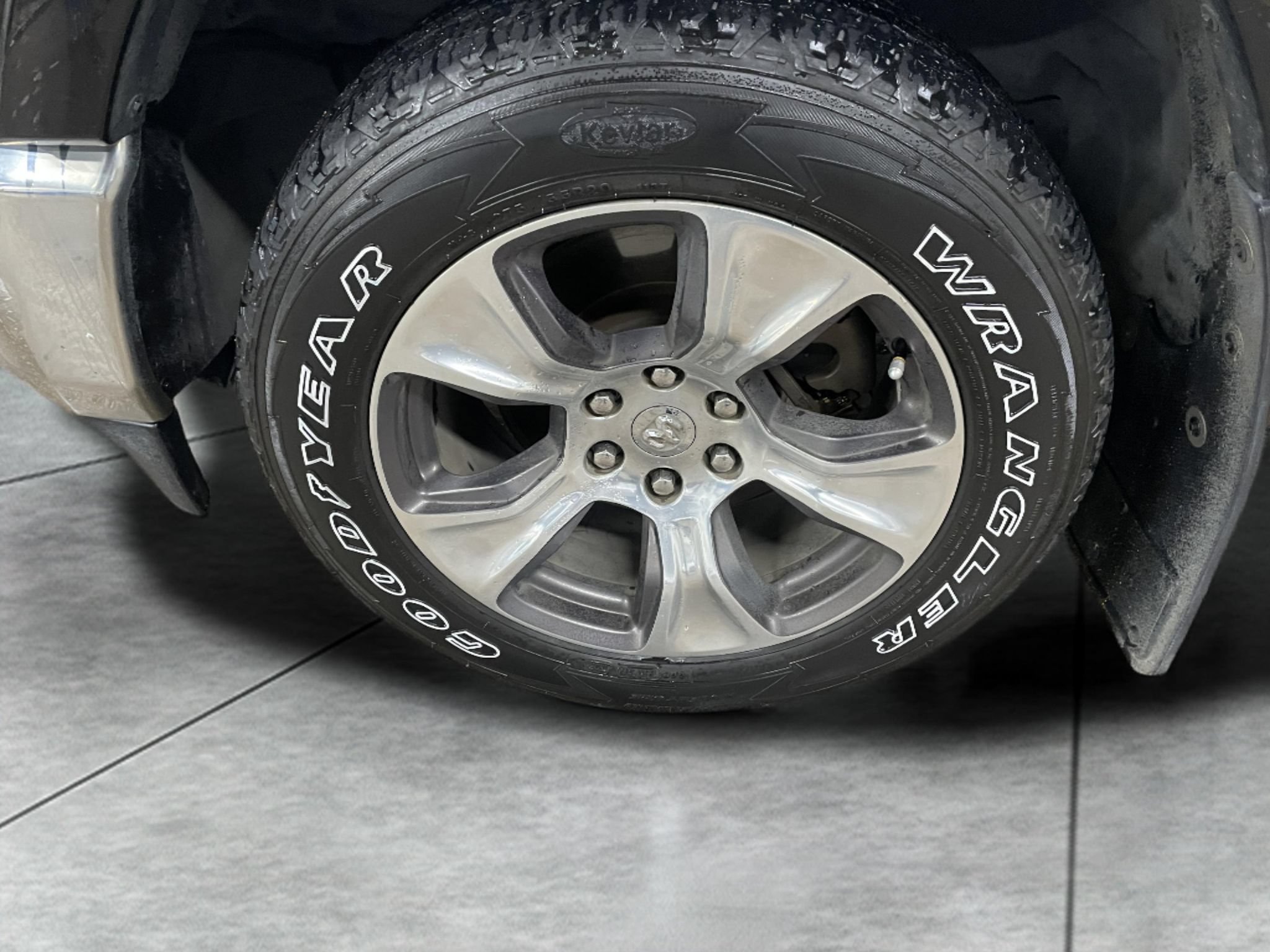 Used 2019 RAM 1500 Laramie AWD/4WD image 19