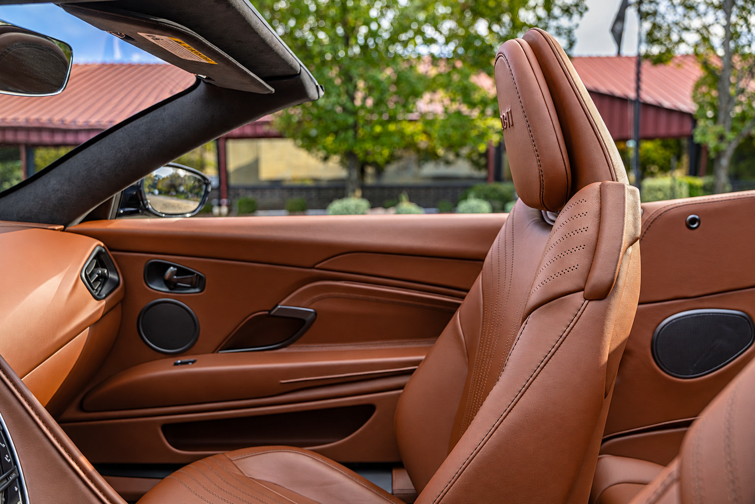 Used 2019 Aston Martin DB11 Volante RWD image 16