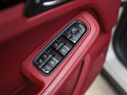 Certified 2023 Porsche Macan S image 33