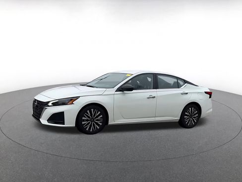 Used 2025 Nissan Altima 2.5 SV FWD image 8