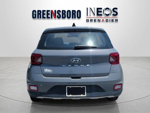Used 2021 Hyundai Venue SE FWD image 4