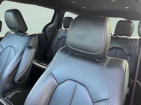 Used 2025 Chrysler Pacifica Select FWD image 14