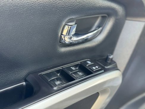 Used 2018 Nissan Titan SV w/ SV Convenience Package image 11