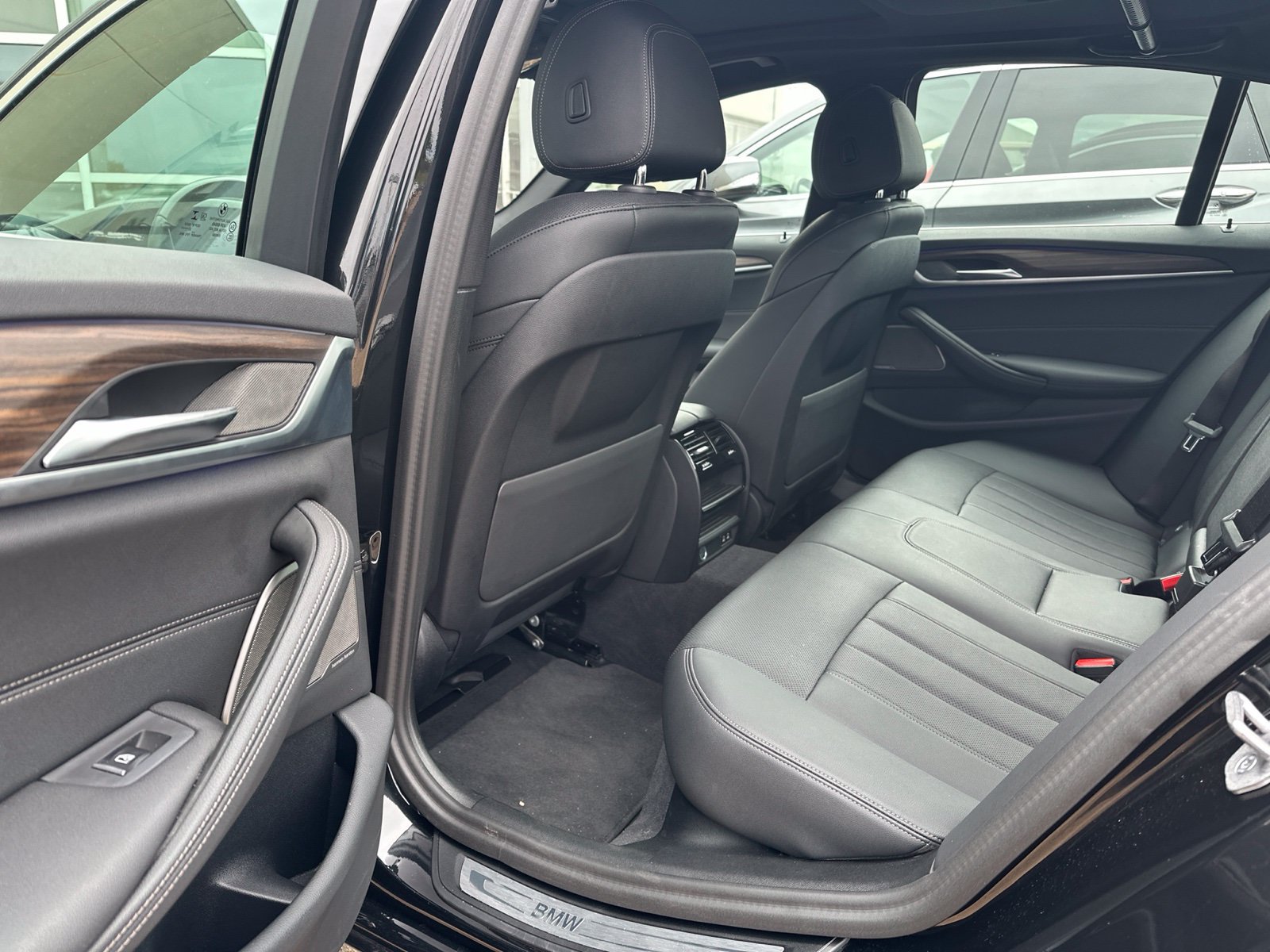 Used 2023 BMW 540i w/ Premium Package RWD image 9