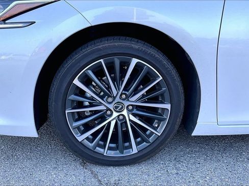 Used 2025 Lexus ES 300h w/ Premium Package FWD image 8