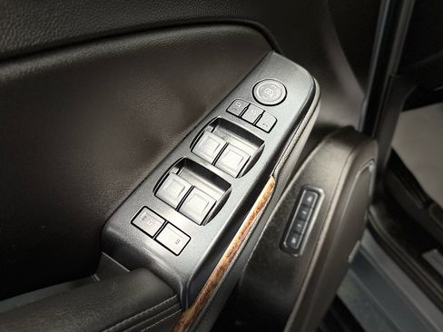 Used 2020 Chevrolet Suburban Premier w/ Premier Plus Edition AWD/4WD image 17