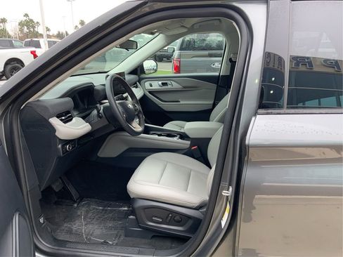 Used 2025 Ford Explorer Active w/ Active Comfort Package image 9