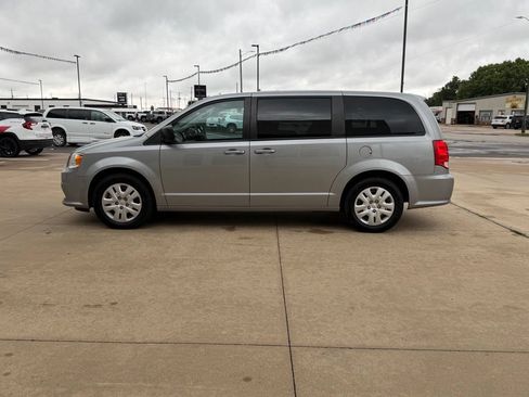 Used 2018 Dodge Grand Caravan SE w/ UConnect Hands-Free Group FWD image 7