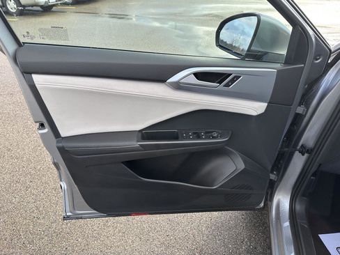 Used 2025 Volkswagen Taos SE image 17