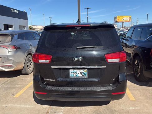 Used 2017 Kia Sedona LX w/ LX Essentials Premium Package image 11