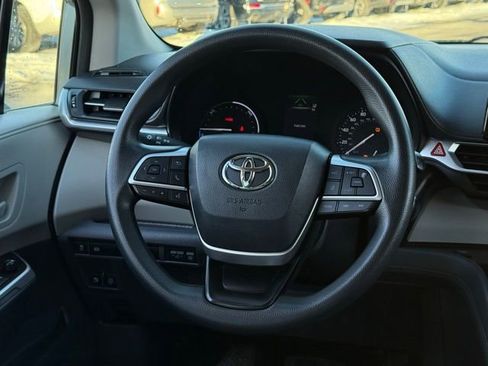 Used 2021 Toyota Sienna LE image 7