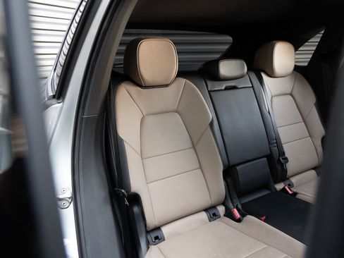 Certified 2025 Porsche Cayenne AWD/4WD image 34