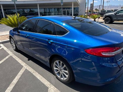 Used 2017 Ford Fusion SE FWD image 4