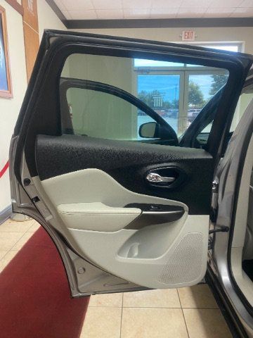 Used 2020 Jeep Cherokee Limited FWD image 12