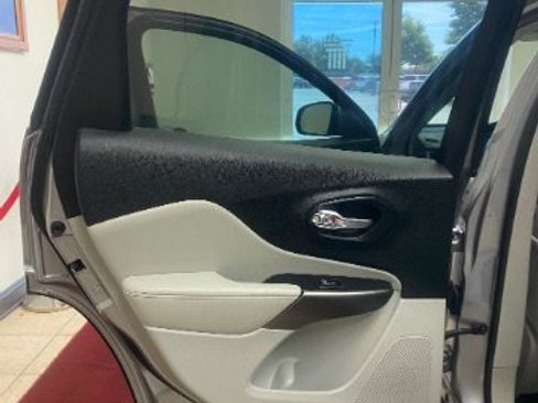 Used 2020 Jeep Cherokee Limited FWD image 12