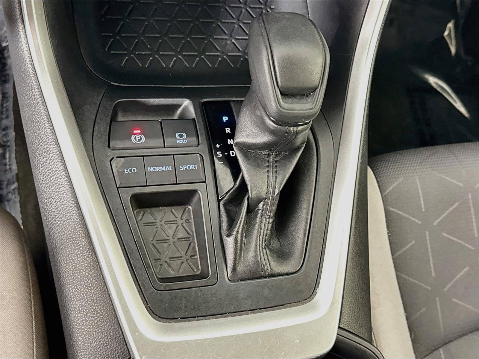 Used 2019 Toyota RAV4 XLE w/ Convenience Package FWD image 18