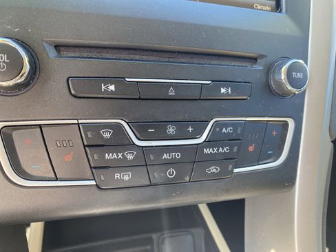 Used 2016 Ford Fusion SE w/ Equipment Group 202A image 16