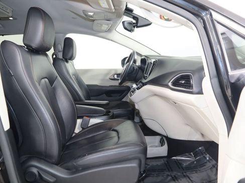 Used 2018 Chrysler Pacifica Touring-L FWD image 11