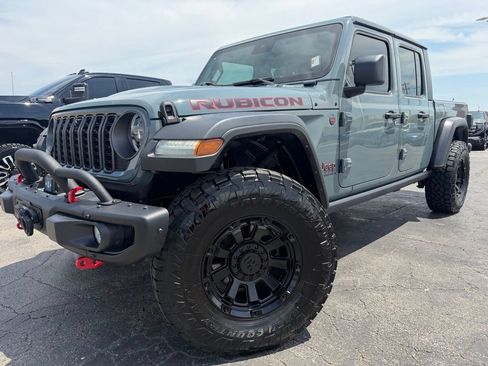 Used 2024 Jeep Gladiator Rubicon w/ Technology Group AWD/4WD image 2