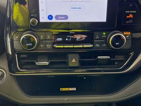 Certified 2023 Toyota Highlander XLE image 17
