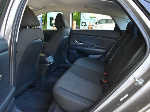 Used 2023 Hyundai Elantra SE FWD image 9