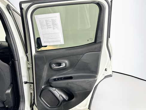 Used 2022 Jeep Renegade Latitude AWD/4WD image 29