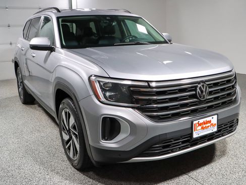 Used 2024 Volkswagen Atlas SE AWD/4WD image 5