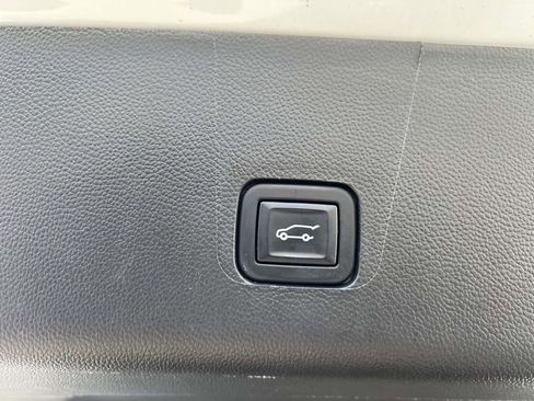 Used 2023 Chevrolet Traverse LT image 10