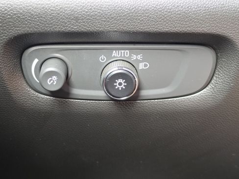 Used 2023 Chevrolet Traverse Premier FWD image 15