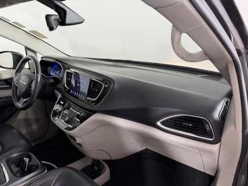 Used 2018 Chrysler Pacifica Touring-L Plus w/ Tire & Wheel Group FWD image 19