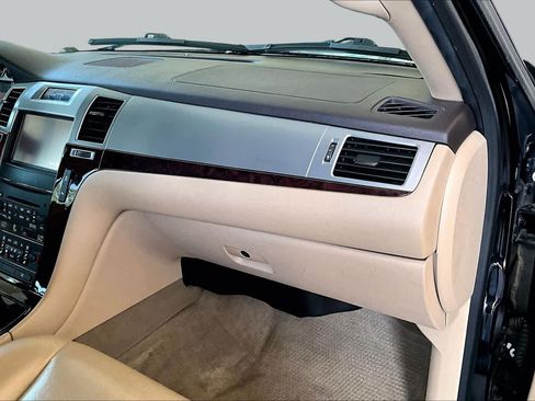 Used 2013 Cadillac Escalade Luxury RWD image 18