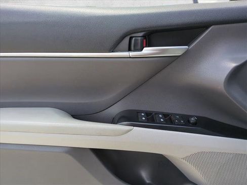 Used 2018 Toyota Camry SE w/ Moonroof Package image 6