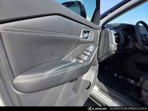 Used 2025 Nissan Rogue SL AWD/4WD image 11