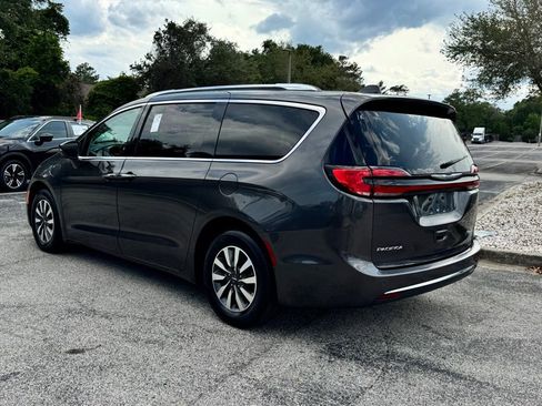 Used 2021 Chrysler Pacifica Touring-L FWD image 4