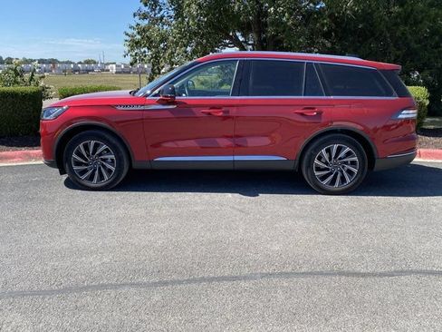 Used 2026 Lincoln Aviator AWD image 2